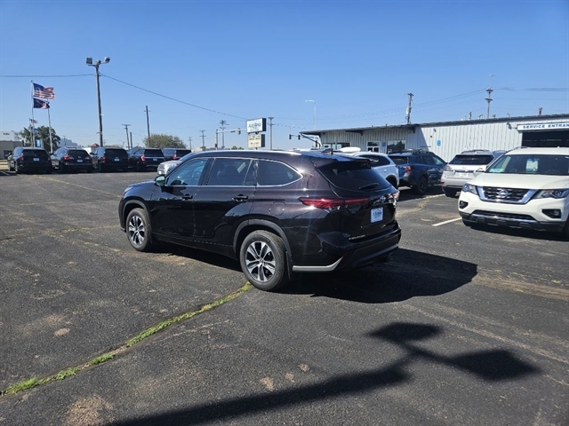 2021 Toyota Highlander XLE photo 2
