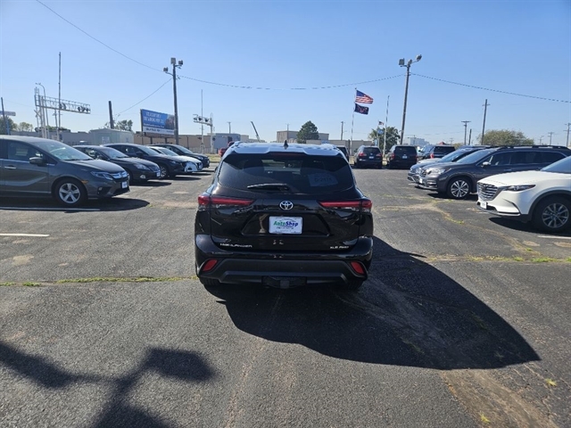 2021 Toyota Highlander XLE photo 3