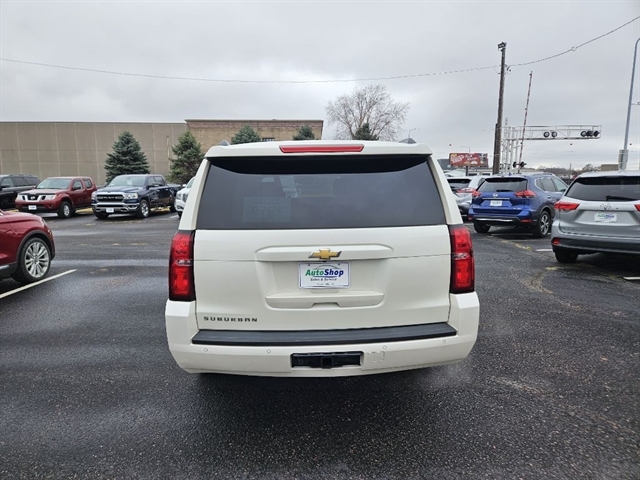 2015 Chevrolet Suburban LT photo 3