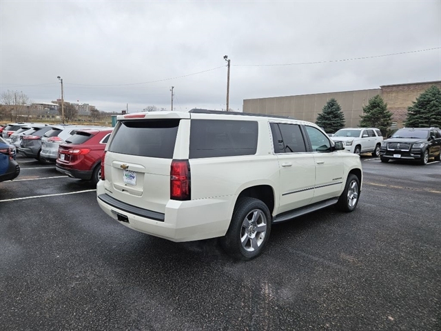 2015 Chevrolet Suburban LT photo 4