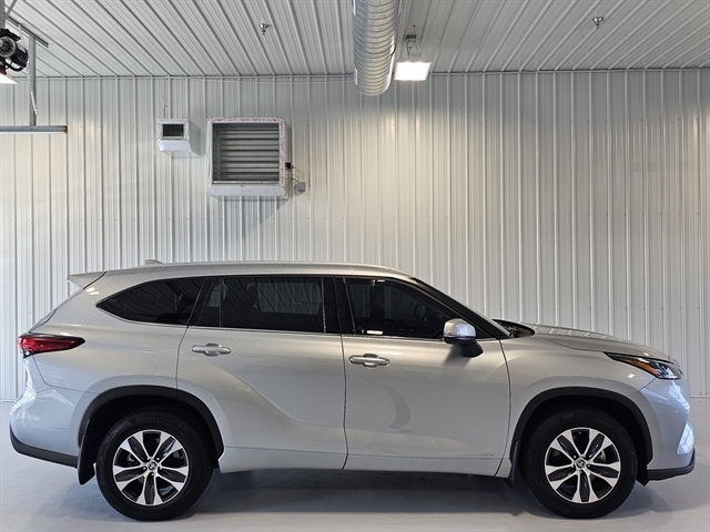 Used 2022 Toyota Highlander XLE with VIN 5TDGBRCH5NS559482 for sale in Tea, SD