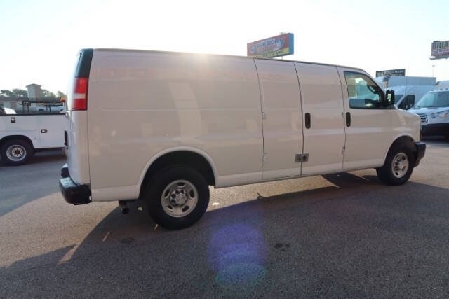 2018 Chevrolet Express 2500 photo 3