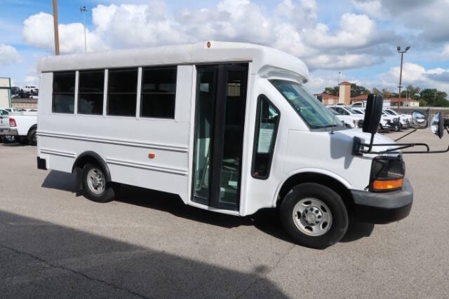 2013 Chevrolet Express 3500 Passenger photo 3