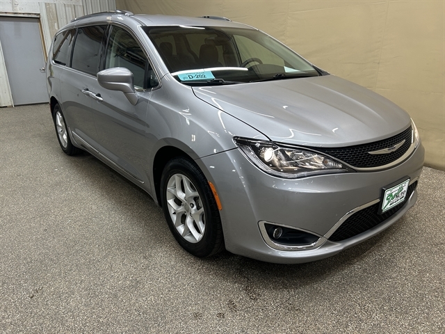2018 Chrysler Pacifica Touring L's photo