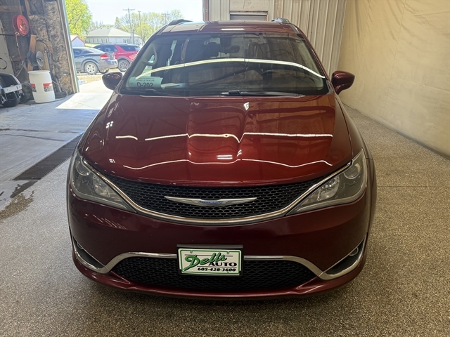2018 Chrysler Pacifica Touring L's photo