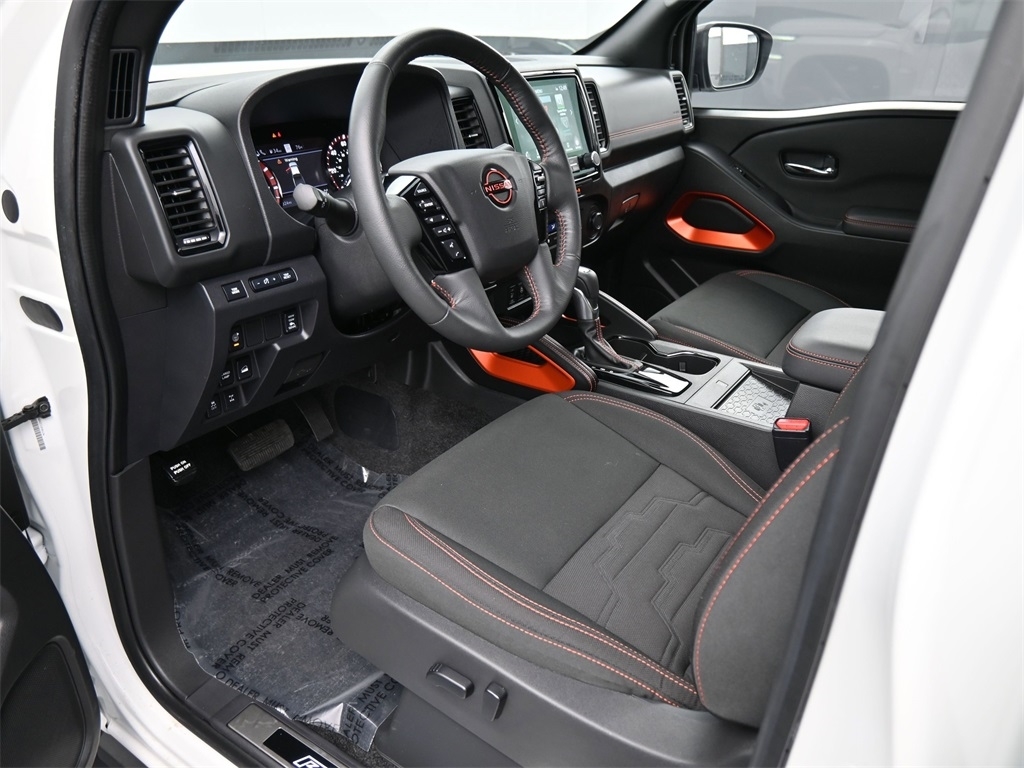 2023 Nissan Frontier PRO-4X Crew Cab photo 2