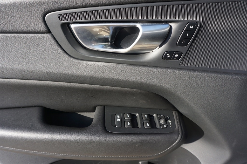 2023 Volvo XC60 B5 Plus photo 2