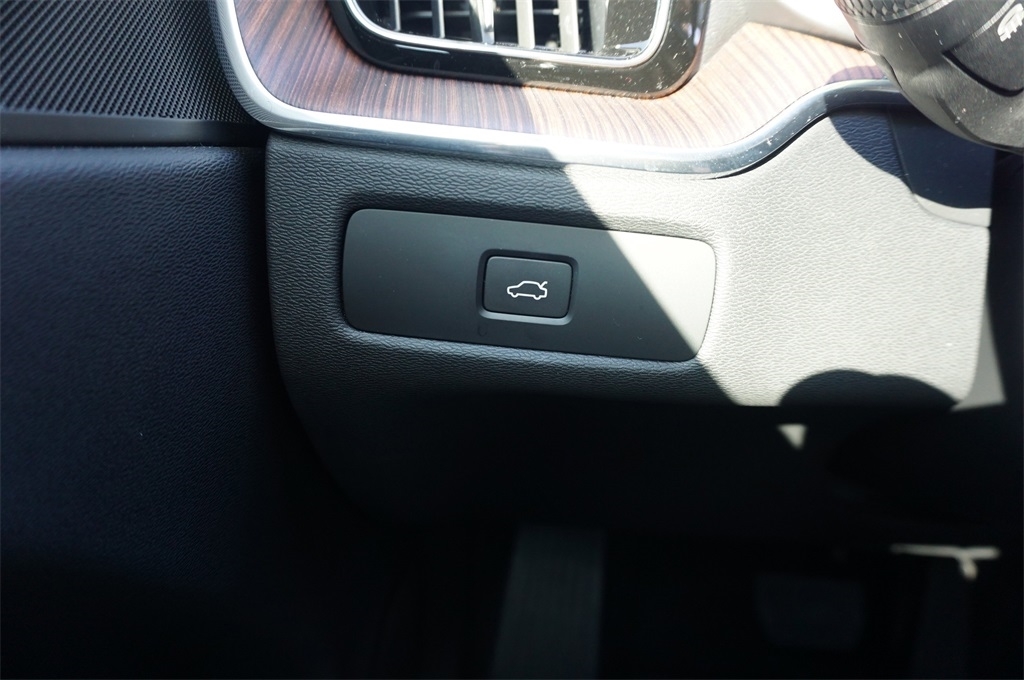 2023 Volvo XC60 B5 Plus photo 3