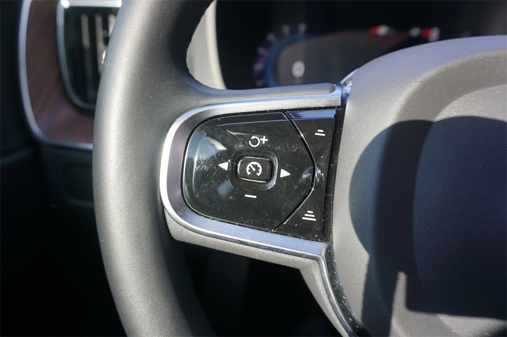 2023 Volvo XC60 B5 Plus photo 6