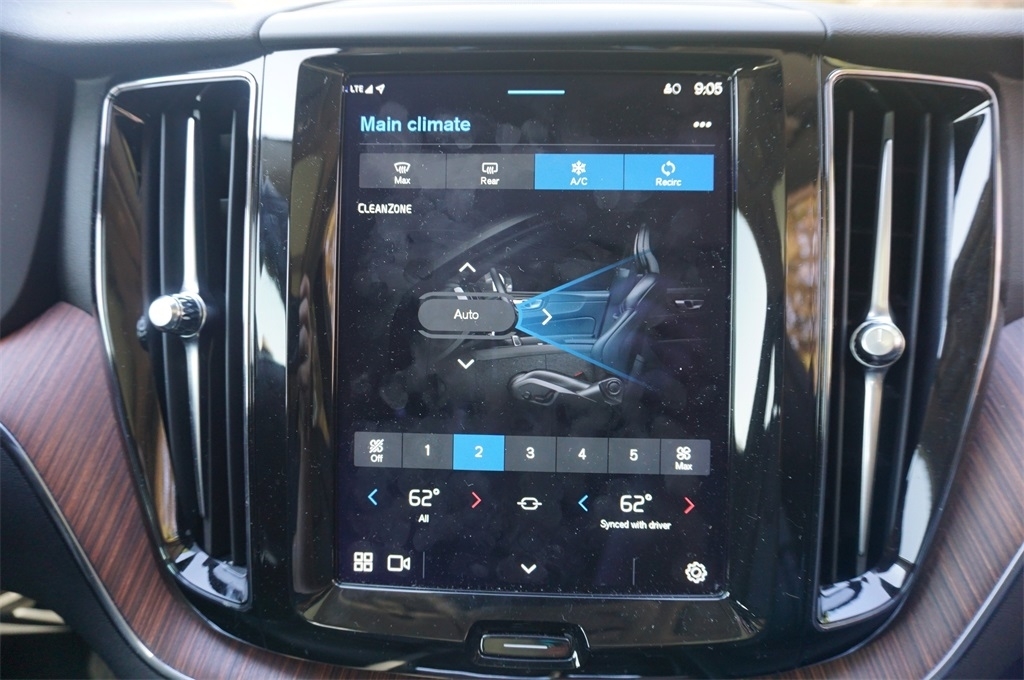2023 Volvo XC60 B5 Plus photo 10