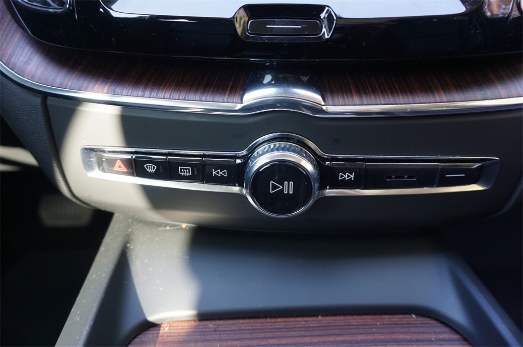 2023 Volvo XC60 B5 Plus photo 11