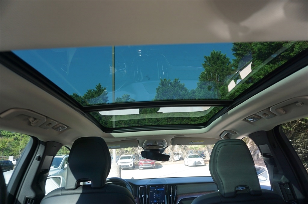 2023 Volvo XC60 B5 Plus photo 12