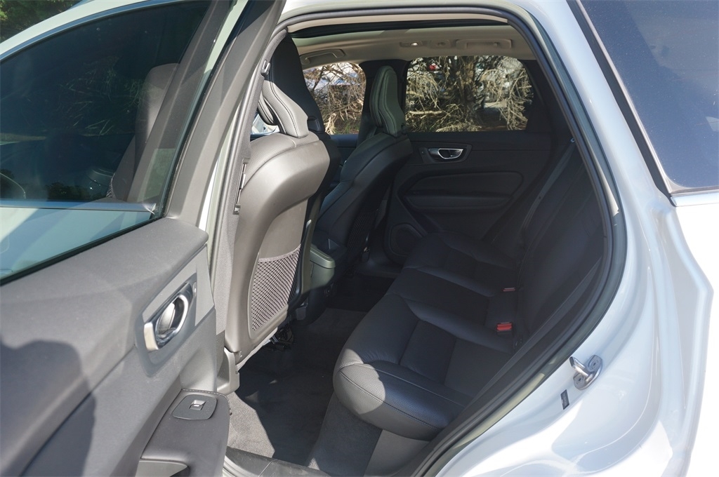 2023 Volvo XC60 B5 Plus photo 13