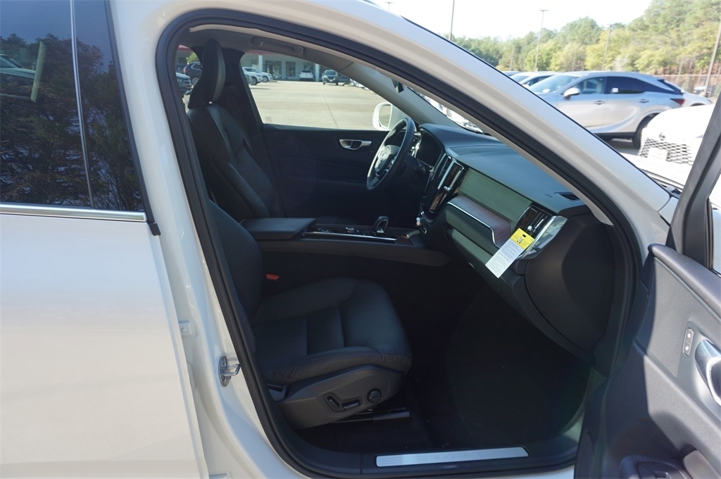 2023 Volvo XC60 B5 Plus photo 16