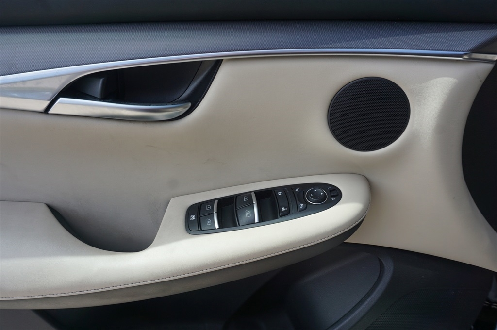 2022 Infiniti QX50 Luxe photo 2