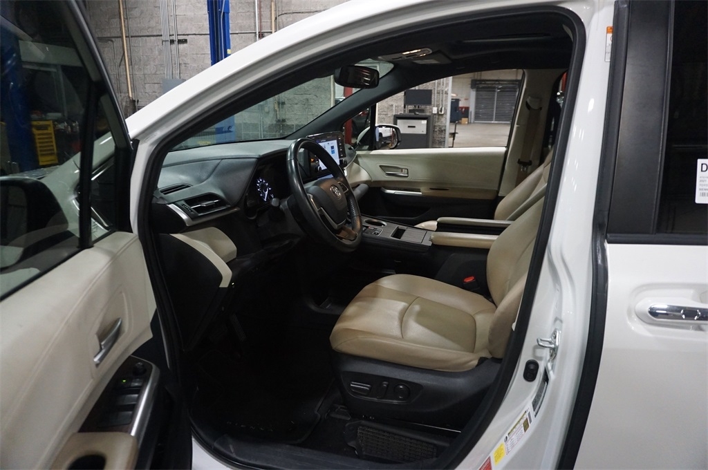 2021 Toyota Sienna XLE photo 2