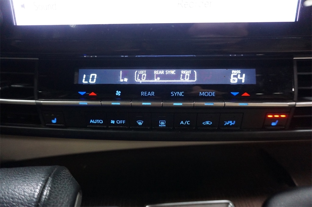2021 Toyota Sienna XLE photo 13