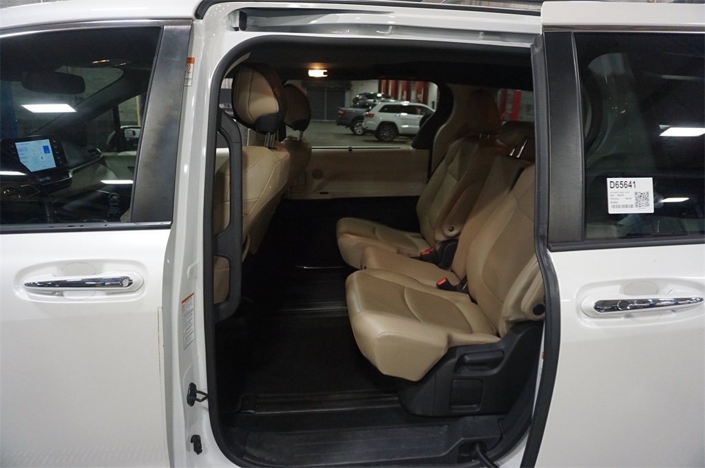 2021 Toyota Sienna XLE photo 15