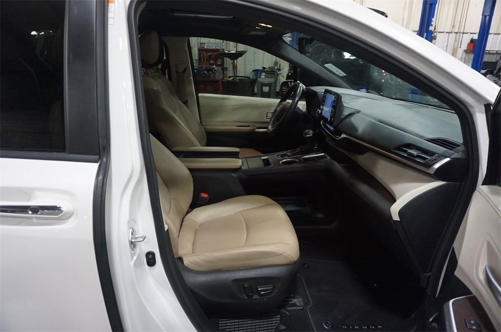 2021 Toyota Sienna XLE photo 18