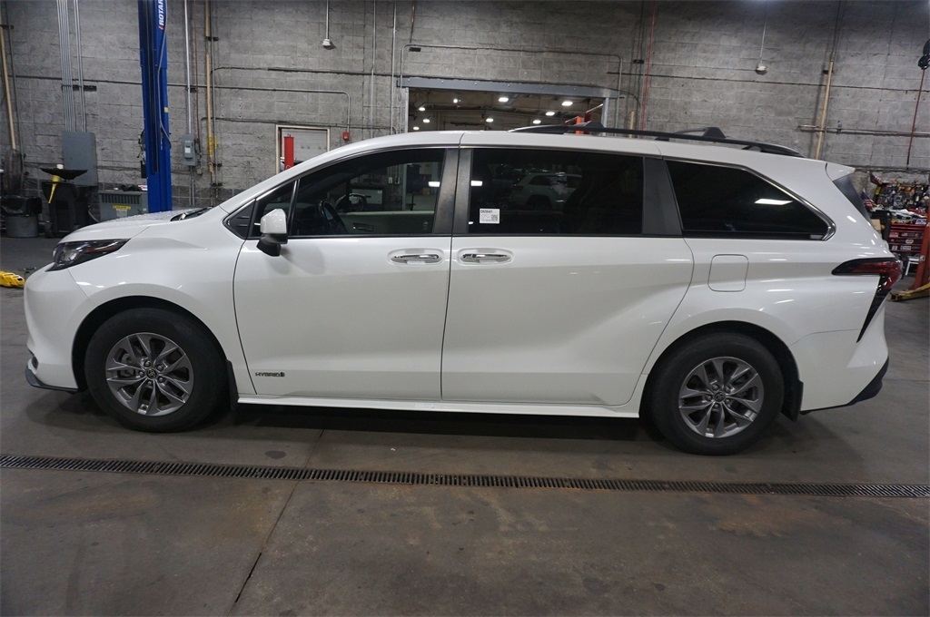 2021 Toyota Sienna XLE photo 19
