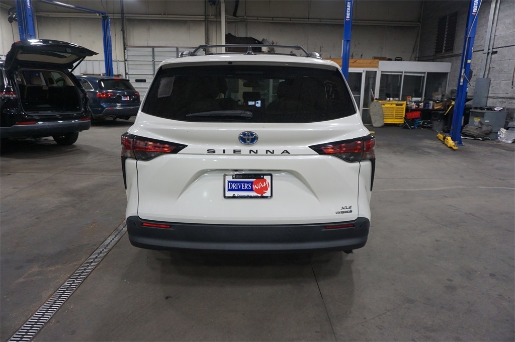 2021 Toyota Sienna XLE photo 21