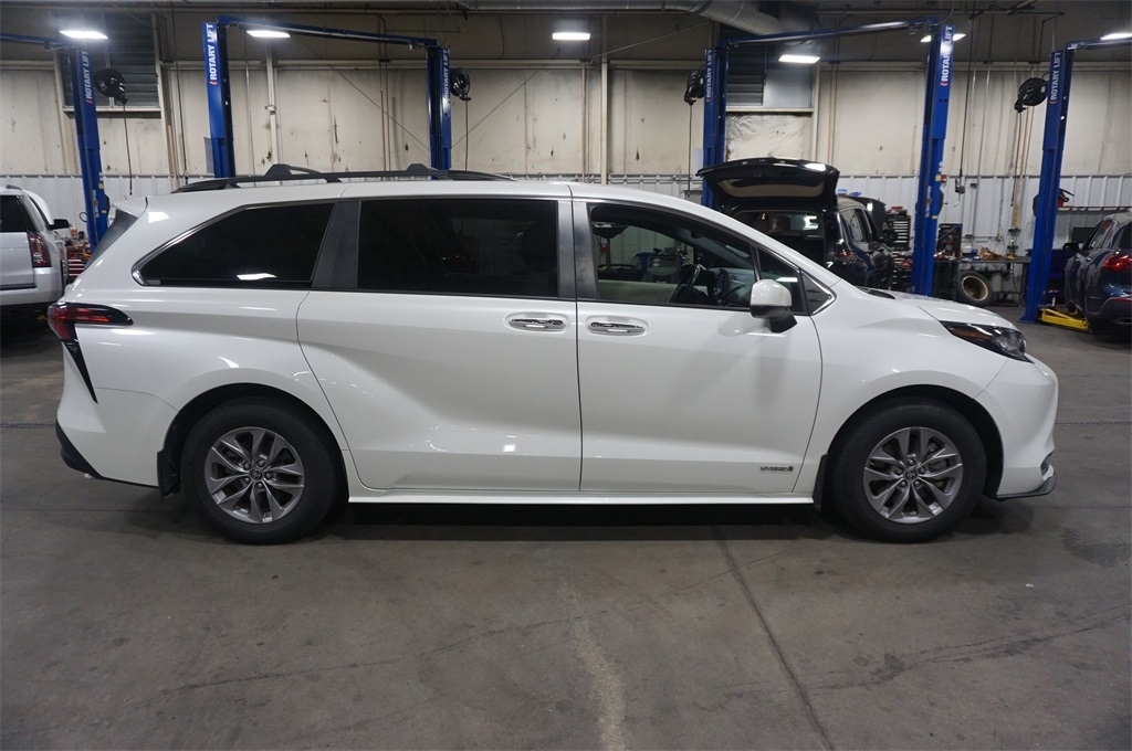 2021 Toyota Sienna XLE photo 23