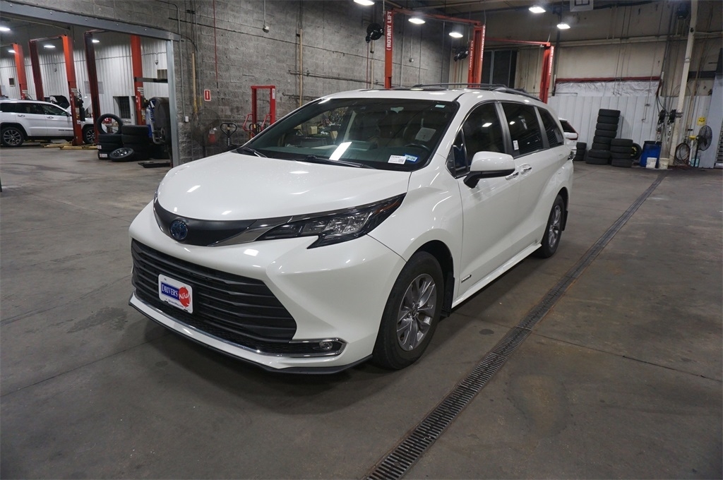 2021 Toyota Sienna XLE photo 24