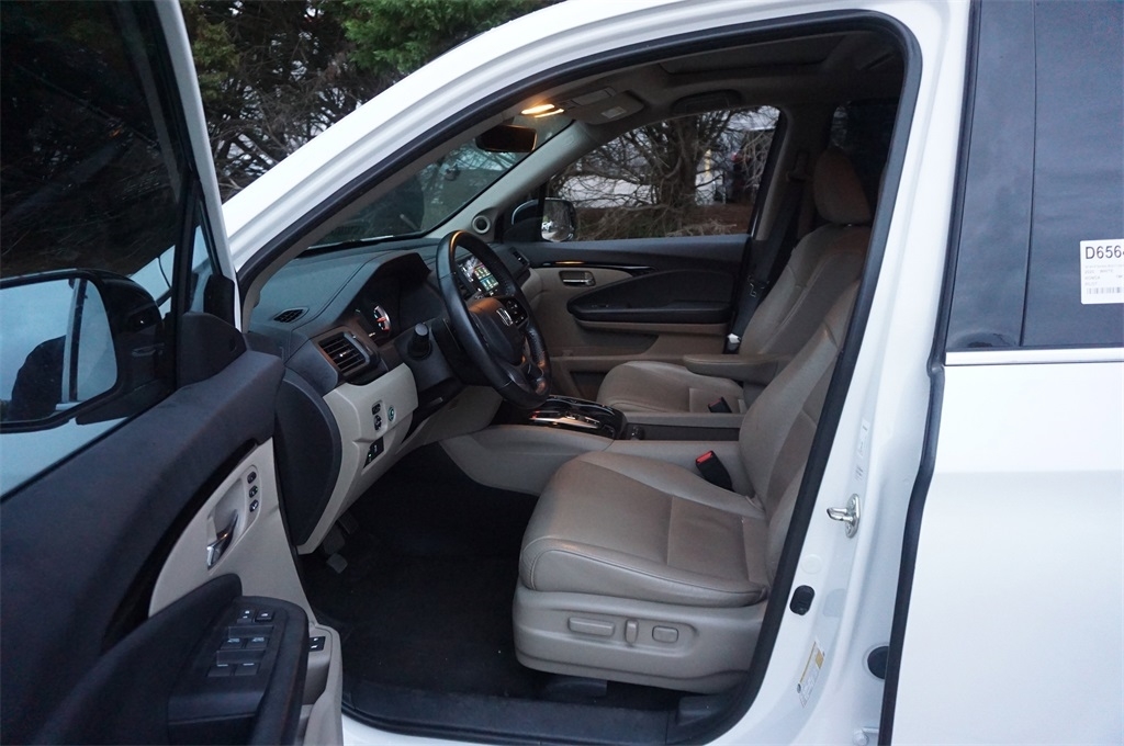 2020 Honda Pilot Touring photo 2