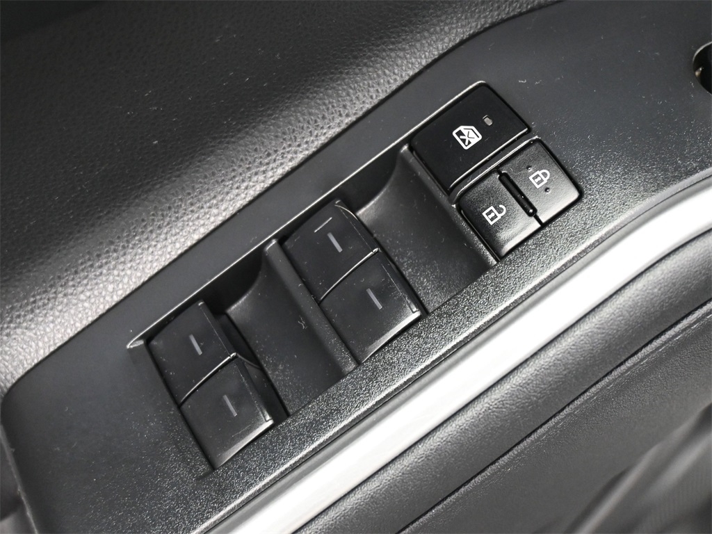 2023 Toyota Highlander XLE photo 2