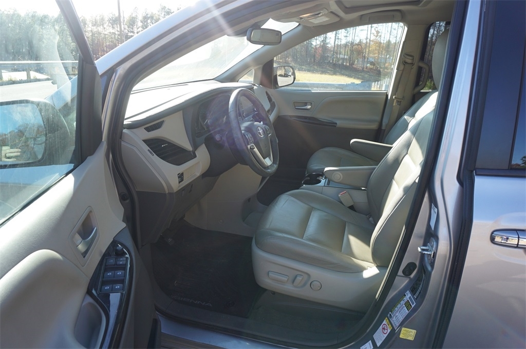 2018 Toyota Sienna XLE Limited Premium photo 2
