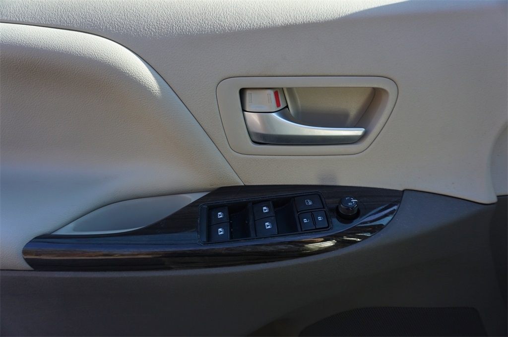 2018 Toyota Sienna XLE Limited Premium photo 3