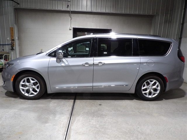 2020 Chrysler Pacifica Limited's photo