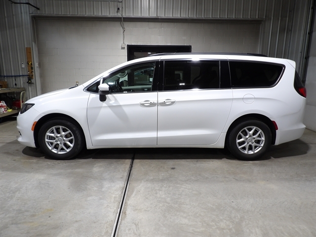 2020 Chrysler Voyager LXI's photo