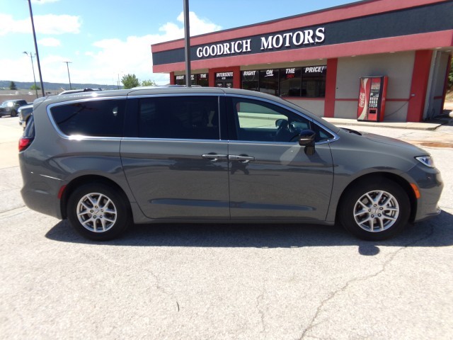 2025 Chrysler Pacifica Select's photo