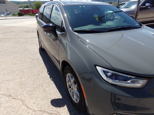 2025 Chrysler Pacifica Select's photo