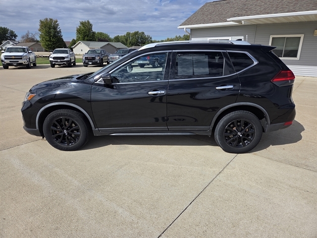 2017 Nissan Rogue SV photo 3