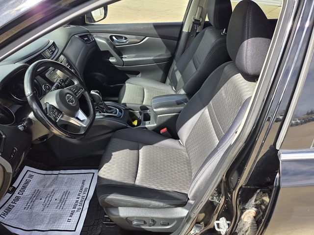 2017 Nissan Rogue SV photo 4