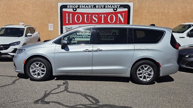 2023 Chrysler Pacifica Touring L's photo