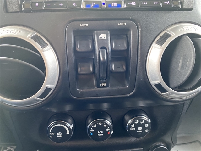 2013 Jeep Wrangler Unlimited Sahara - Photo 19