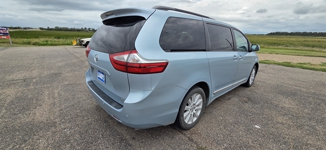 Used 2017 Toyota Sienna XLE Premium with VIN 5TDDZ3DC0HS152222 for sale in Onida, SD