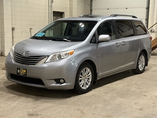 2016 Toyota Sienna XLE's photo
