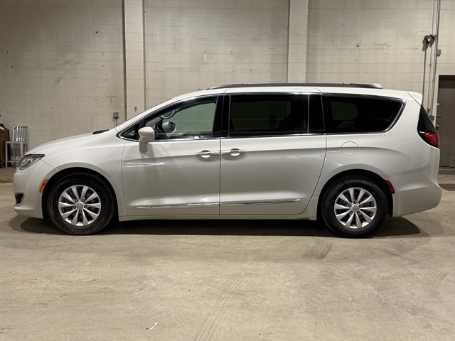 2017 Chrysler Pacifica Touring-L's photo