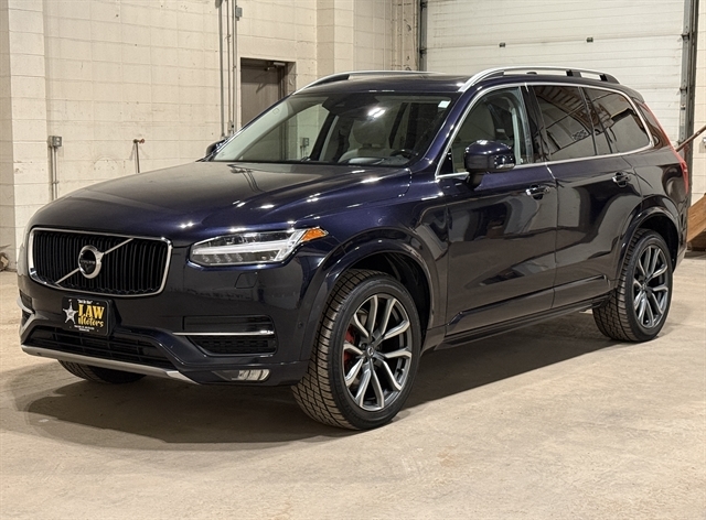 2016 Volvo XC90 T6 AWD Momentum's photo
