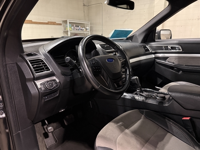 2017 Ford Explorer XLT - Photo 9