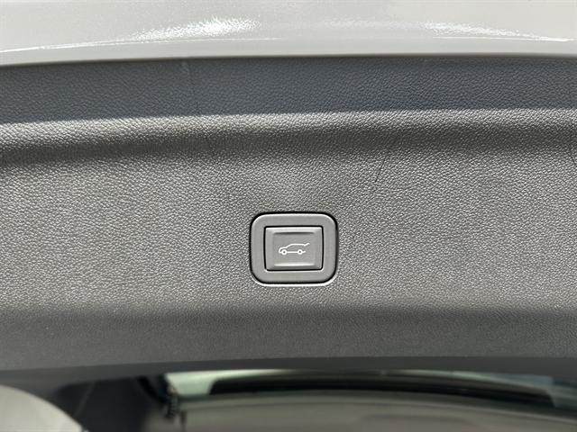 2026 Chevrolet Suburban High Country - Photo 9