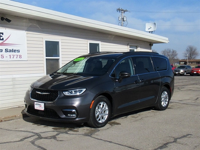 2022 Chrysler Pacifica Touring L's photo