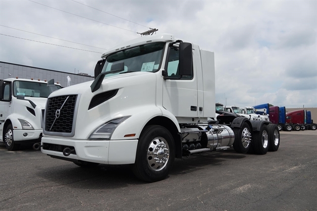 2019 VOLVO VNR64T300