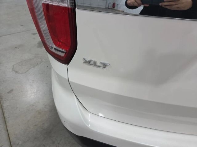 2016 Ford Explorer XLT photo 4