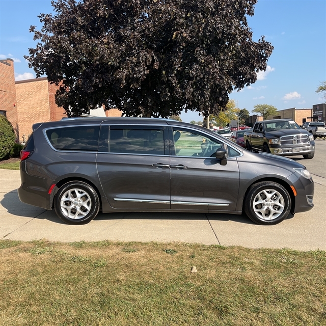 2020 Chrysler Pacifica Touring L photo 2