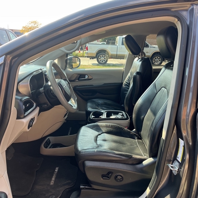 2020 Chrysler Pacifica Touring L photo 3